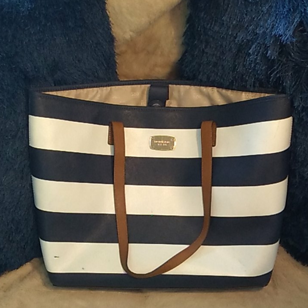 Michael Kors Shoulder Bag .